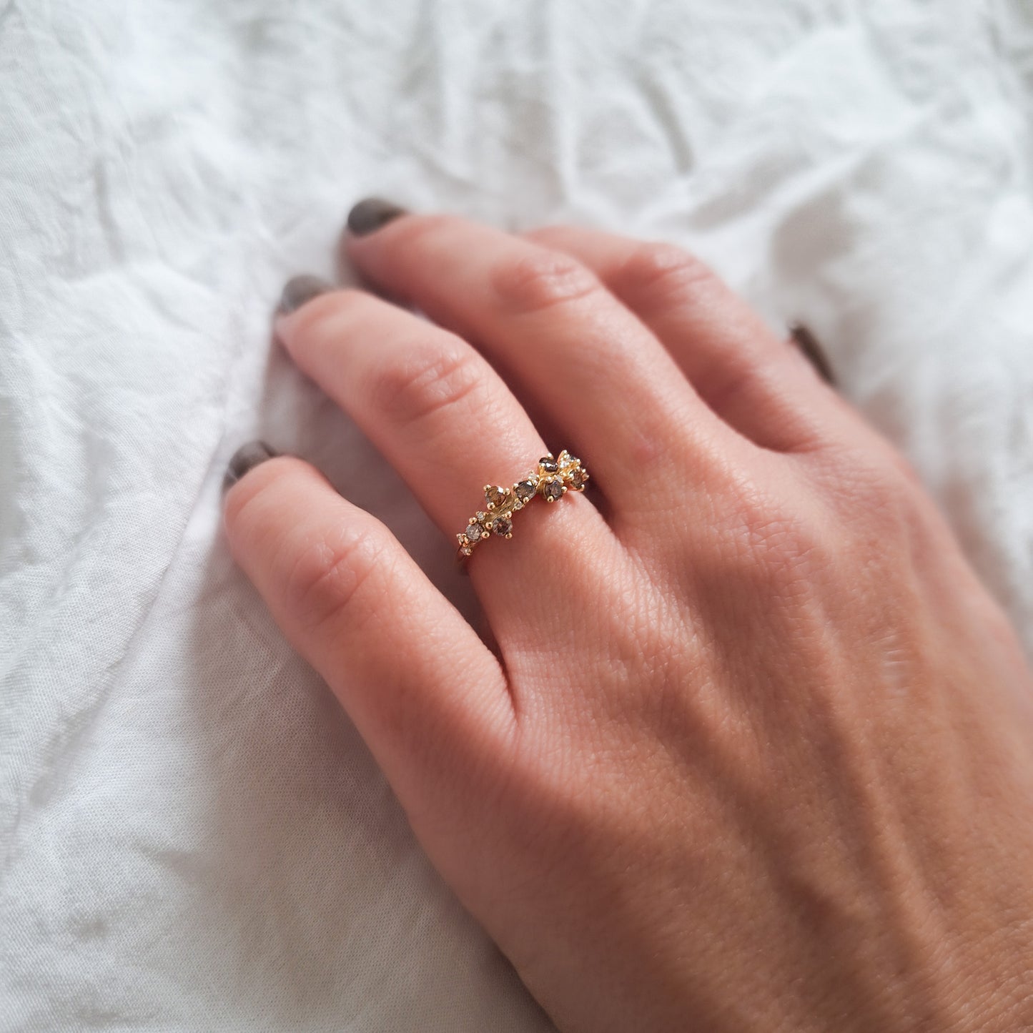 טבעת קלאסטר שוקולד | יהלומים חומים ולבנים