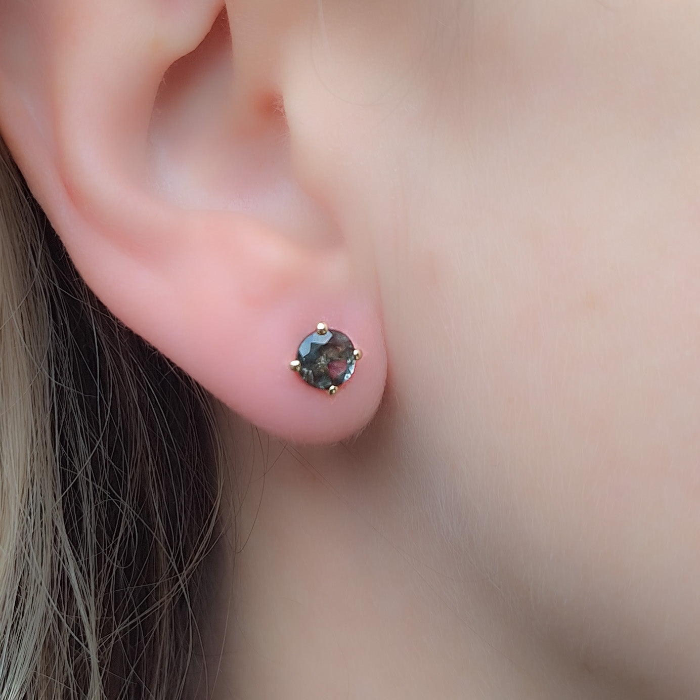 עגילי צמוד לאזון משובץ אבן חן בגוון אפור.