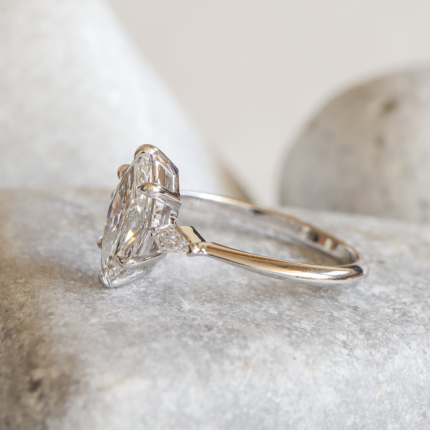 טבעת שלושה יהלומים | מרקיזה ודלתונים