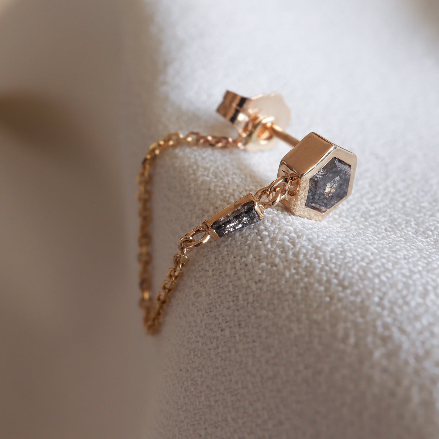 עגילי משושה וטרפזים | Salt & Pepper