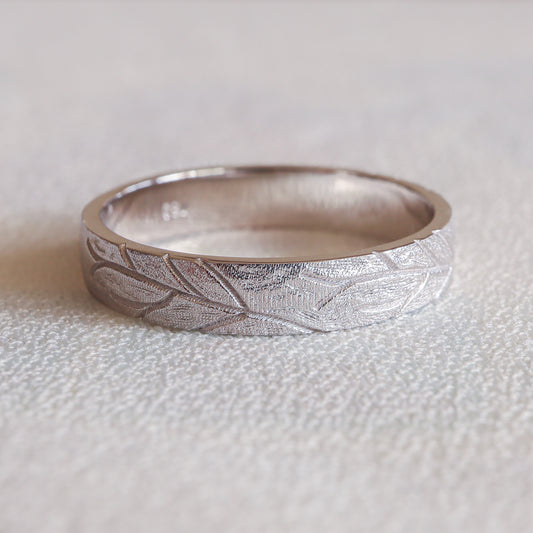 טבעת ניושאים בזהב לבן עם טקסטורה של שורשים.