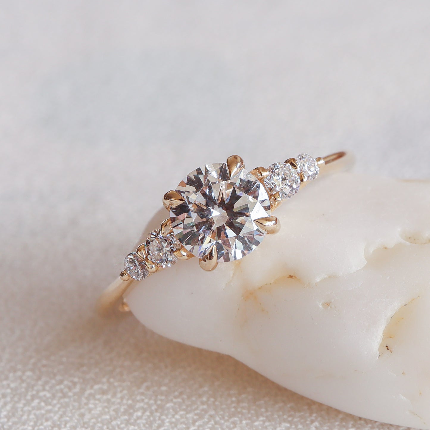 טבעת אירוסין משובצת חמישה יהלומים בסדר יורד