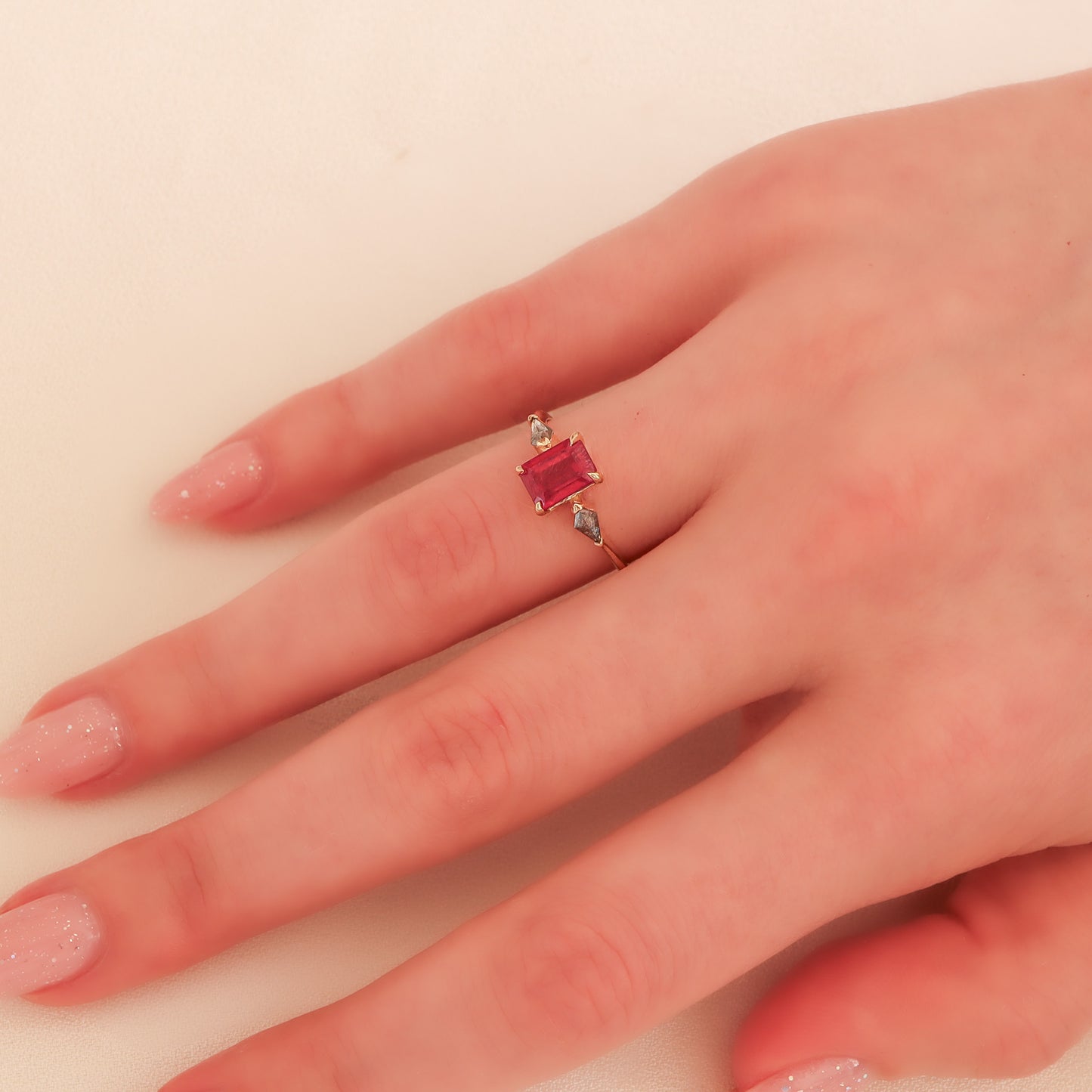 טבעת שלוש אבנים | רובי ויהלומים אפורים