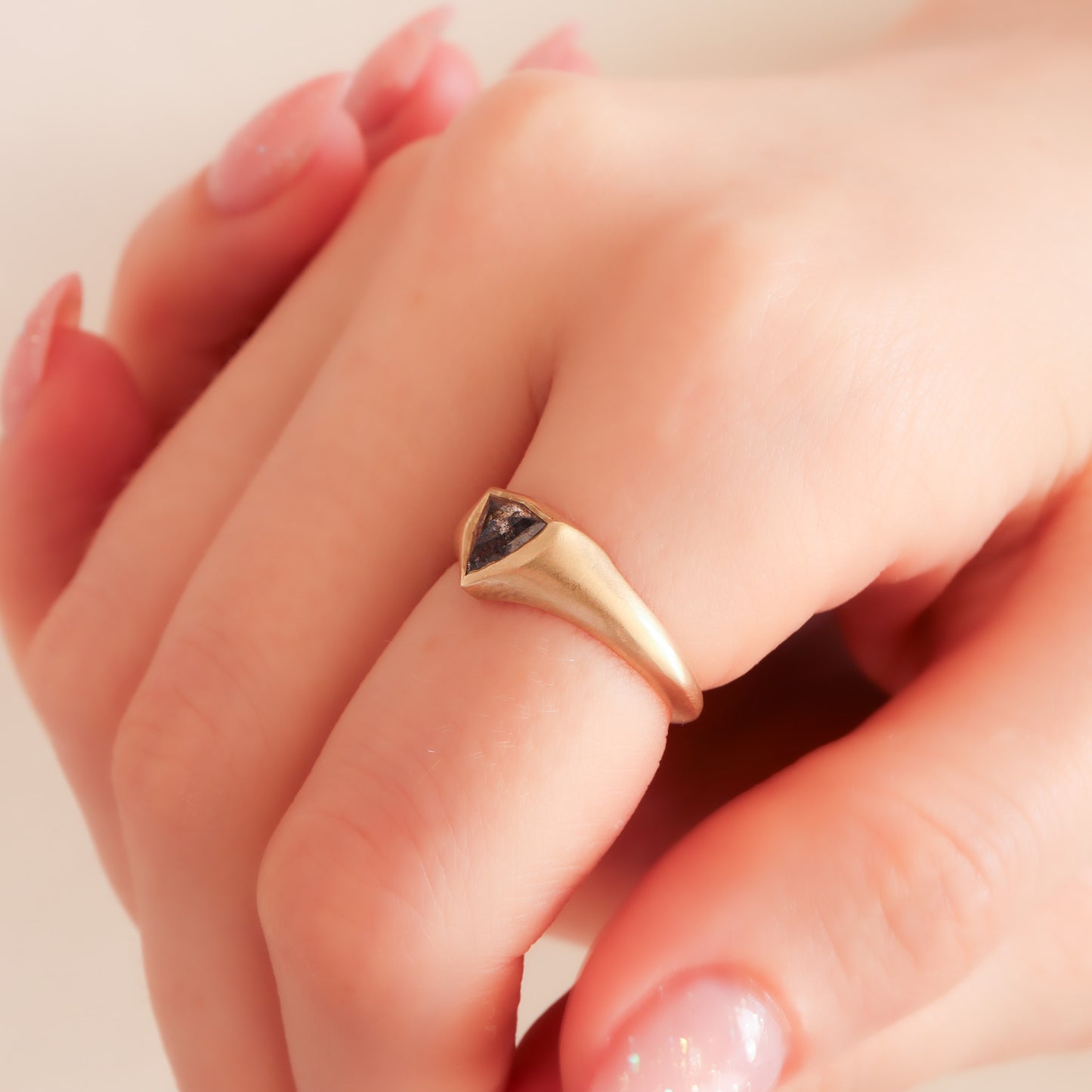 טבעת חותם | יהלום משולש Salt & Pepper