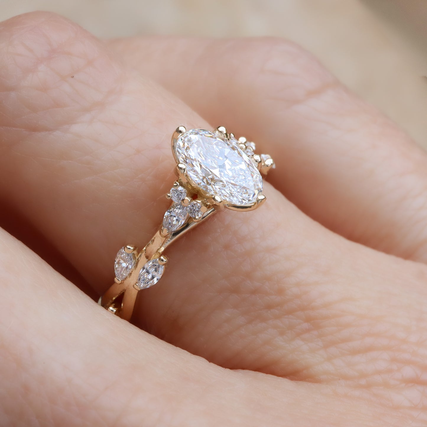 מבט מהצד על שיבוץ היהלומים המדורג המדגיש את הדיוק בעבודת היד ובזרימת הזהב.