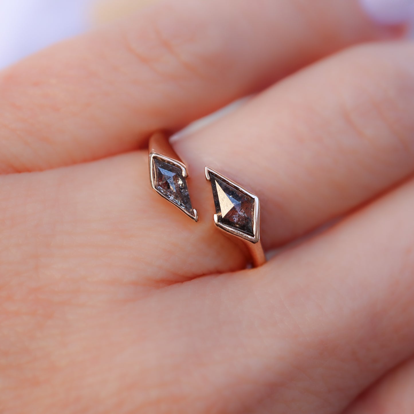 טבעת דלתונים פתוחה | Salt & Pepper