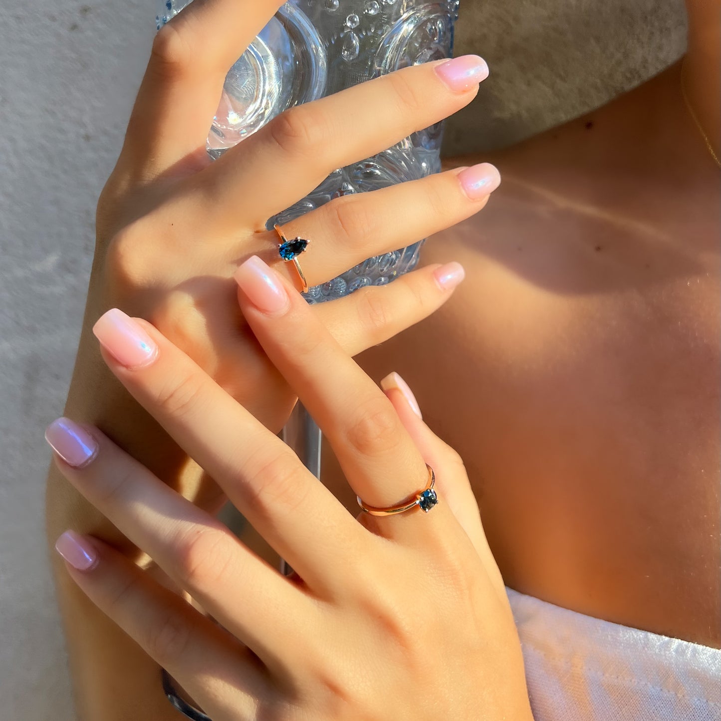 זוג טבעות בסגנון סוליטר קלאסיות משובצות אבני טופז בצורת טיפה וצורה עגולה, בזהב אדום.