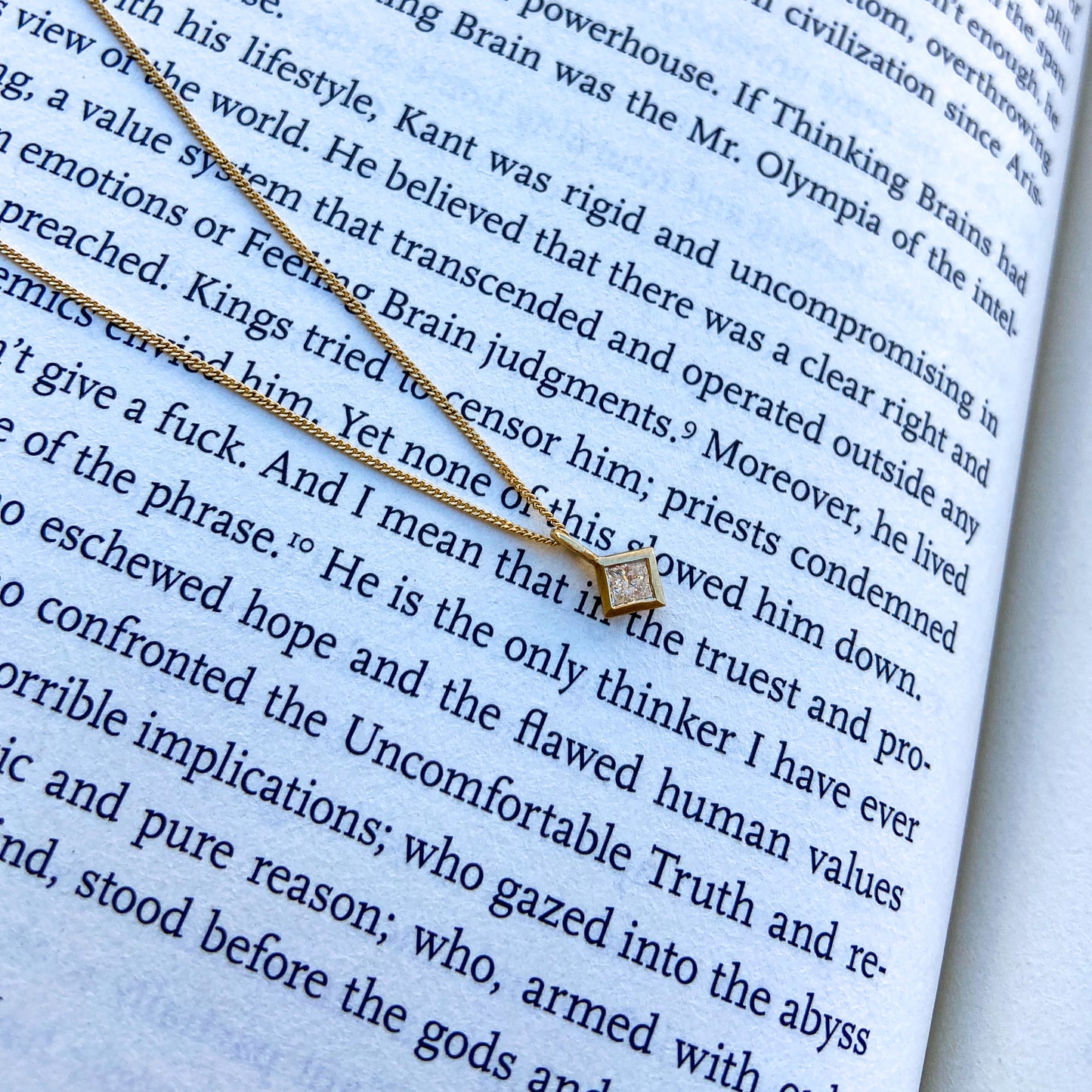 שרשרת יהלום בצורת נסיכה (מרובע) בתוך מסגרת מזהב בגימור מחוספס