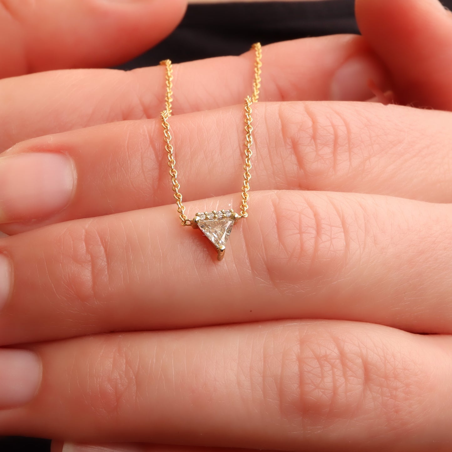 שרשרת יהלום מינימילסטי, משובץ יהלום משולש בגוון חום ויהלומים קטנים לבנים.