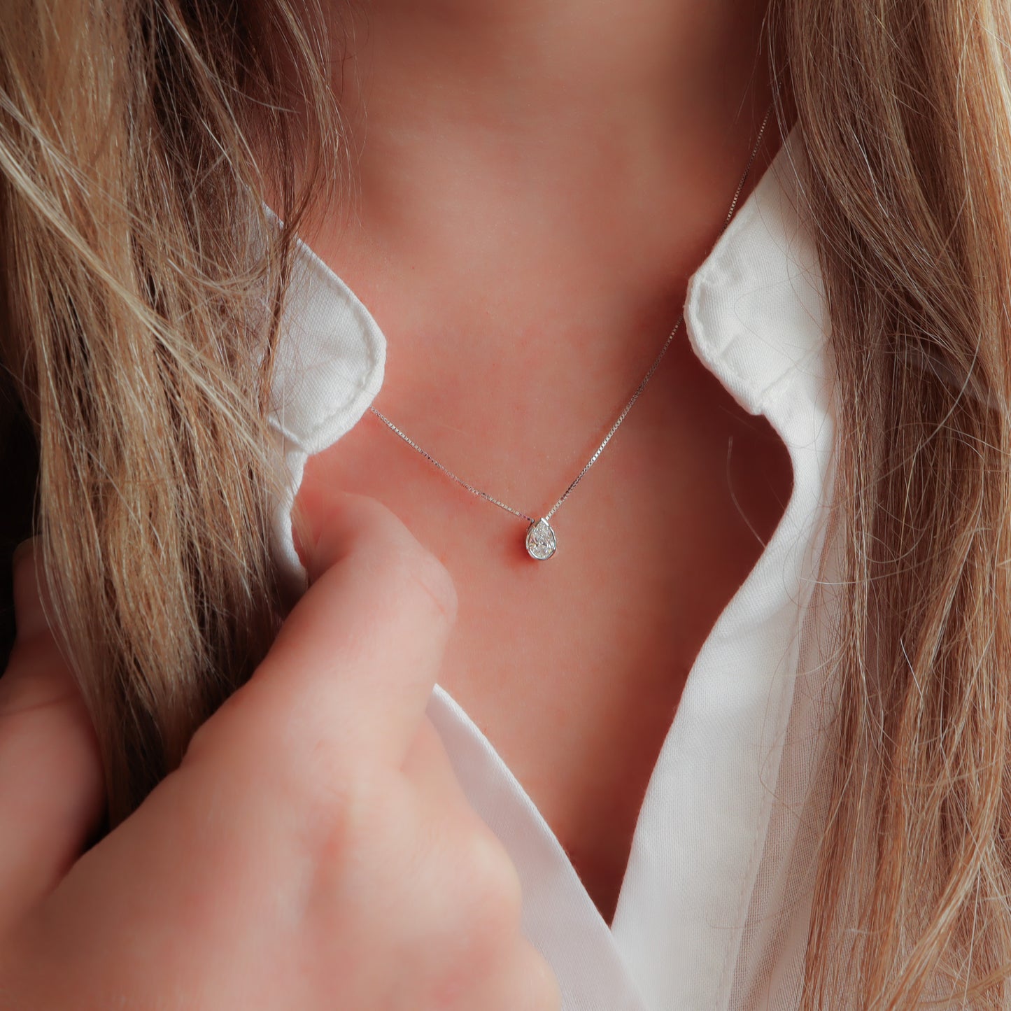 שרשרת יהלום בזהב לבן עדינה, משובצת יהלום בצורת טיפה.