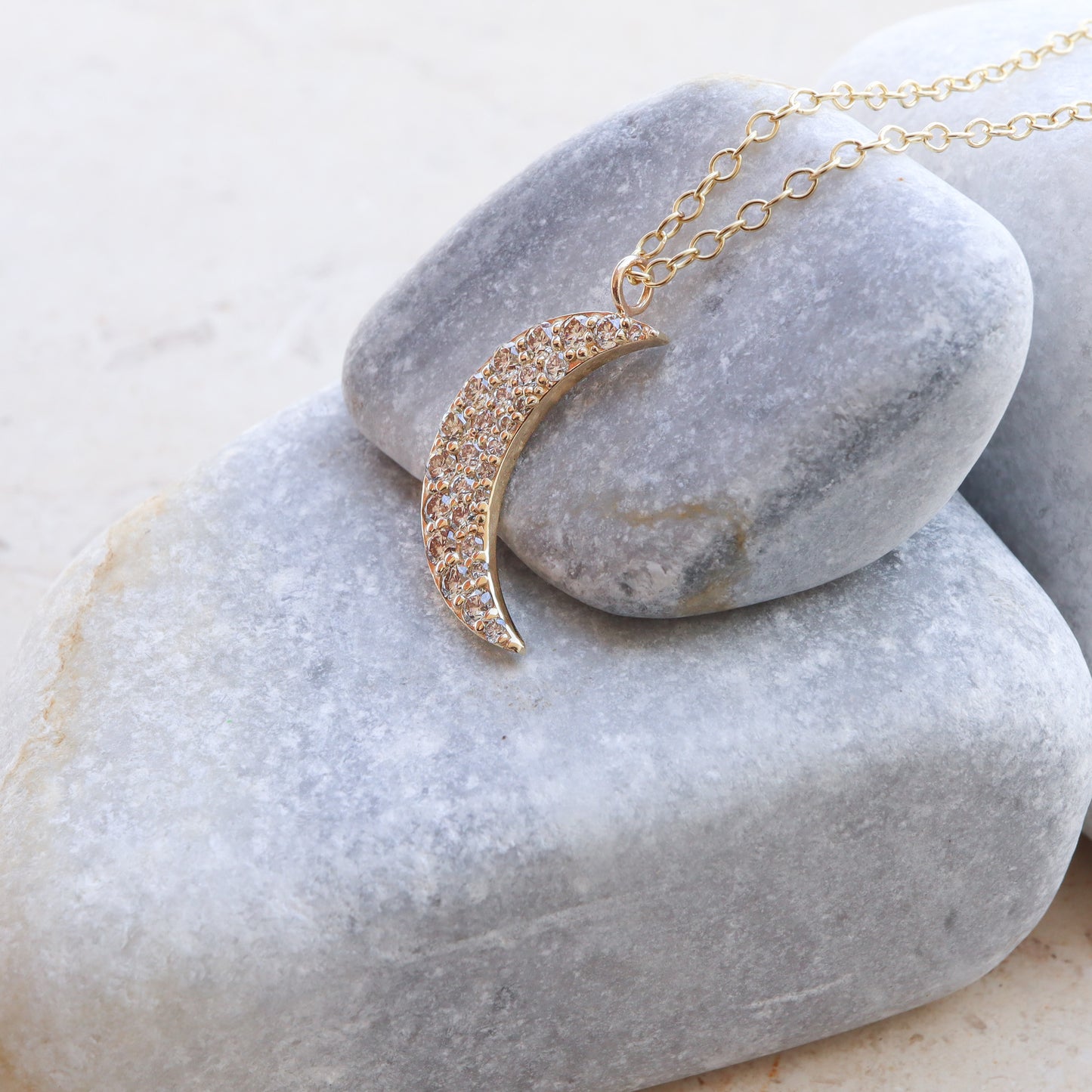 תליון ירח יהלומים