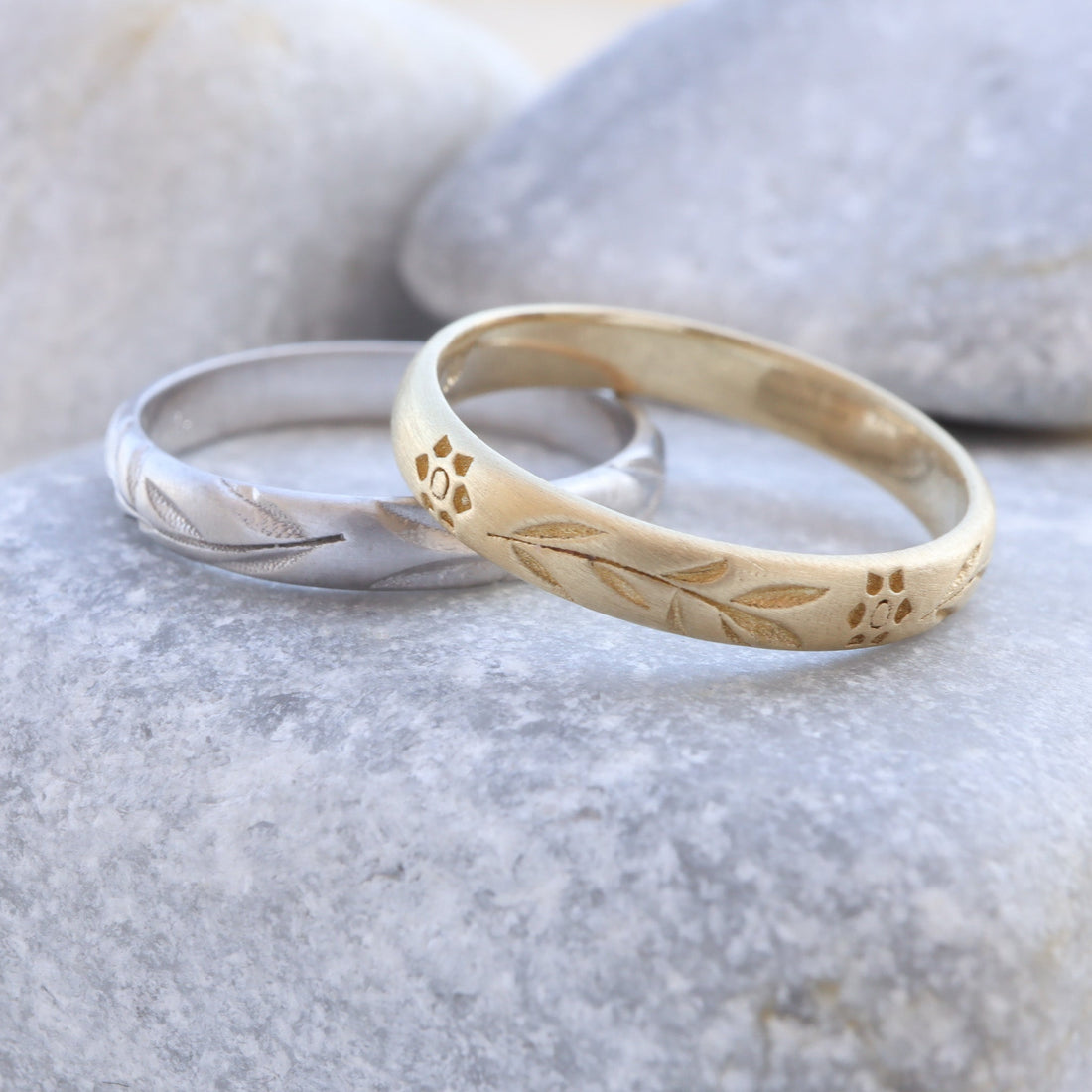 זוג טבעות נישואין מיוחדות מזהב עם חריטת עלים עדינה בהשראת הטבע - Dina Jewelry