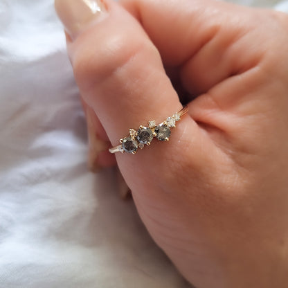 צילום של טבעת הקלאסטר על היד הממחיש את הנוכחות הויזואלית המרשימה של מקבץ היהלומים ביחס לגודל האצבע, המשלב בין מראה עדין לעיצוב בעל נפח.