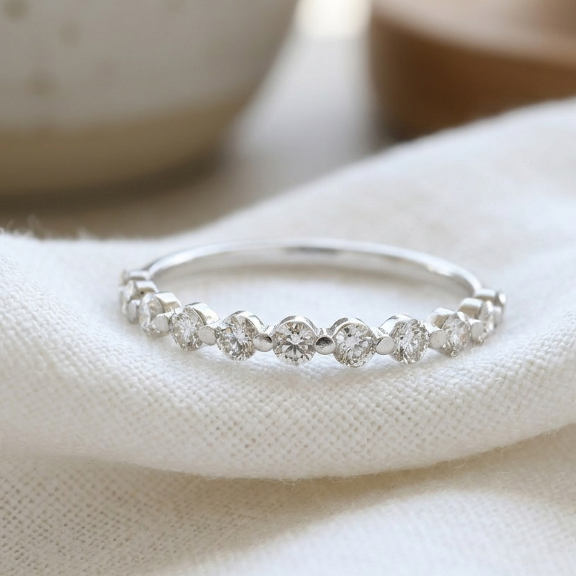 Bubble eternity ring in white gold and natural diamonds
