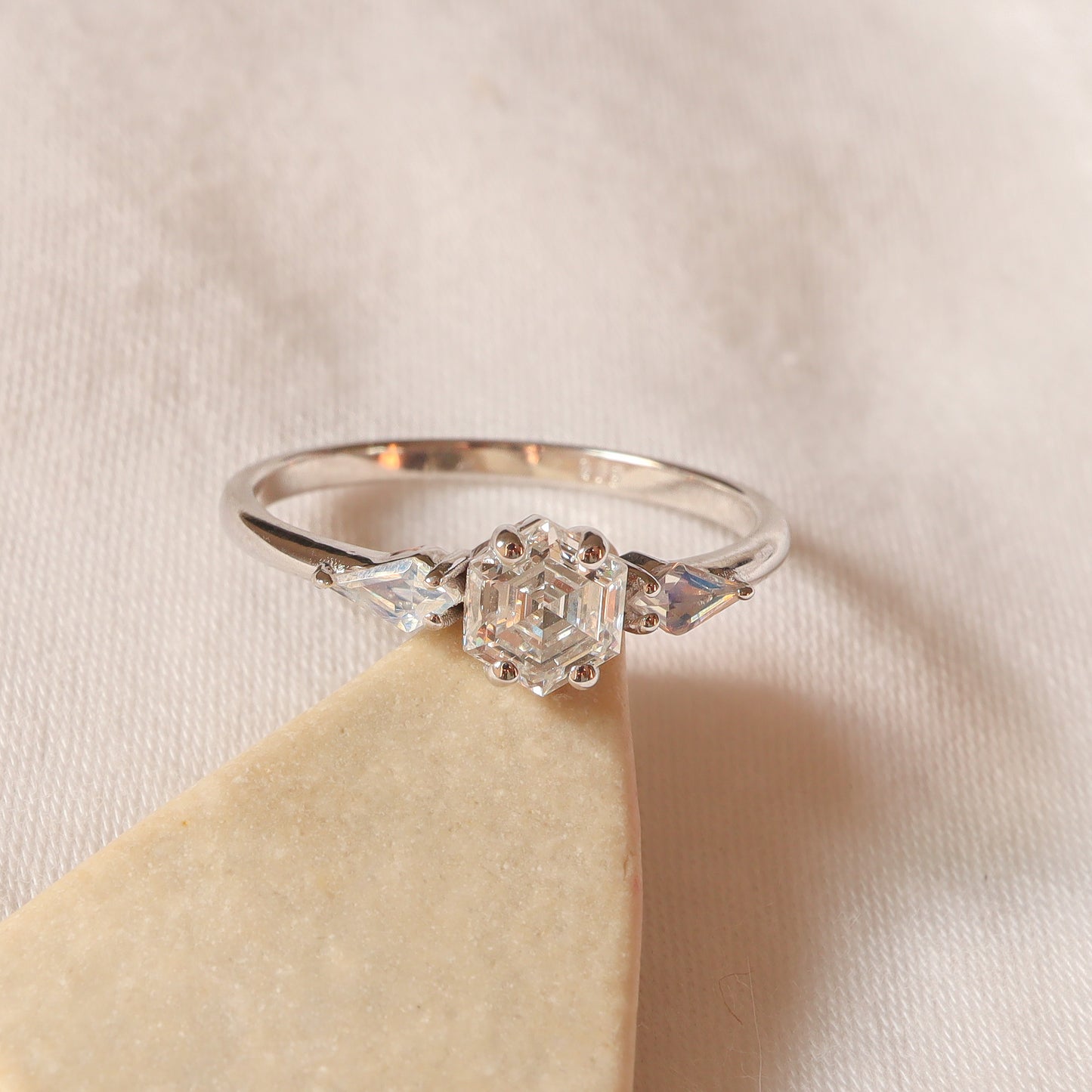 טבעת אירוסין יהלום ומונסטונים | זהב לבן