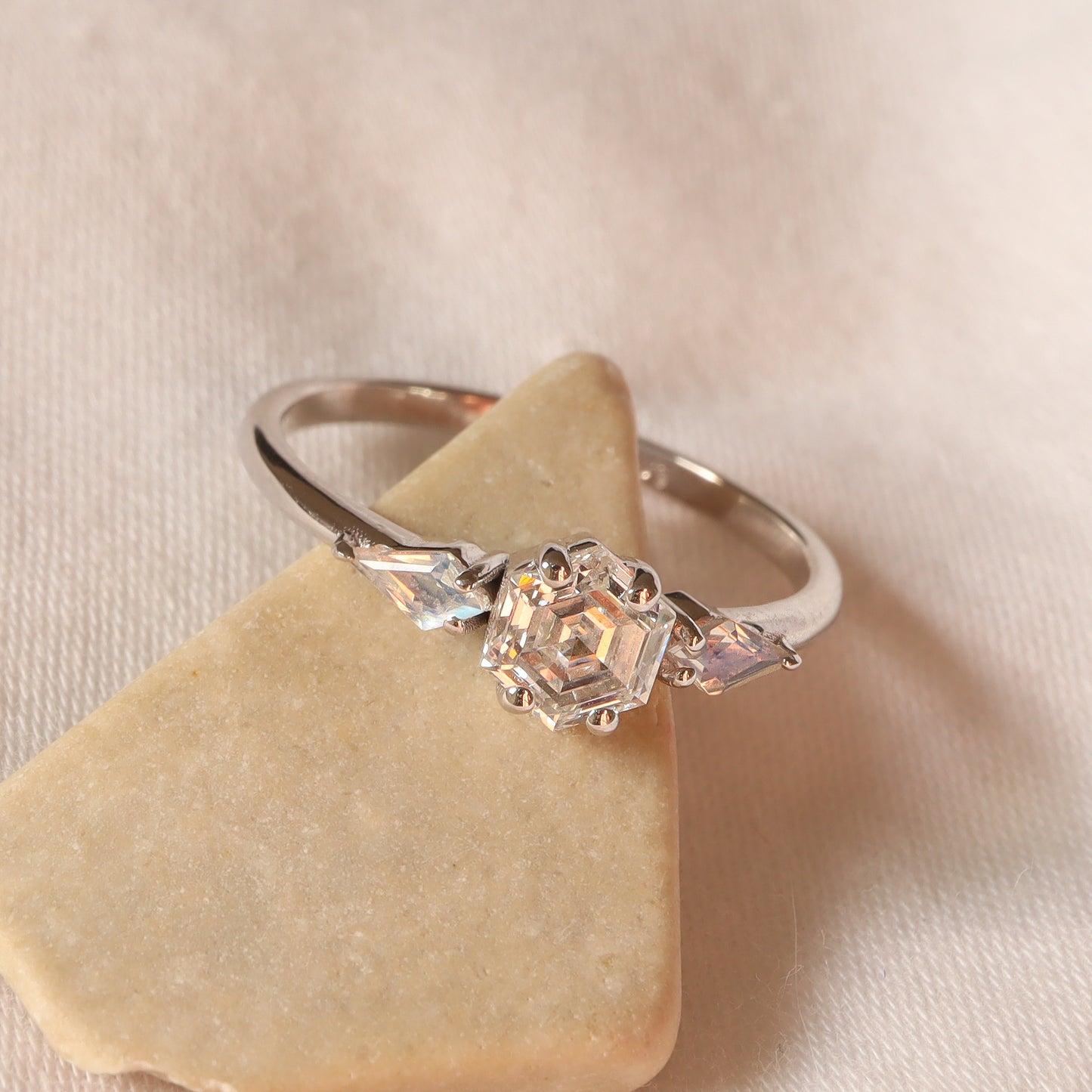 טבעת אירוסין יהלום ומונסטונים | זהב לבן