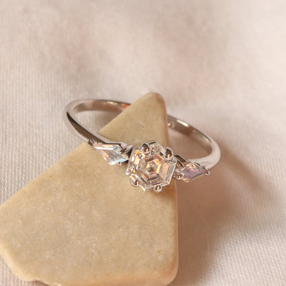 טבעת אירוסין יהלום ומונסטונים | זהב לבן