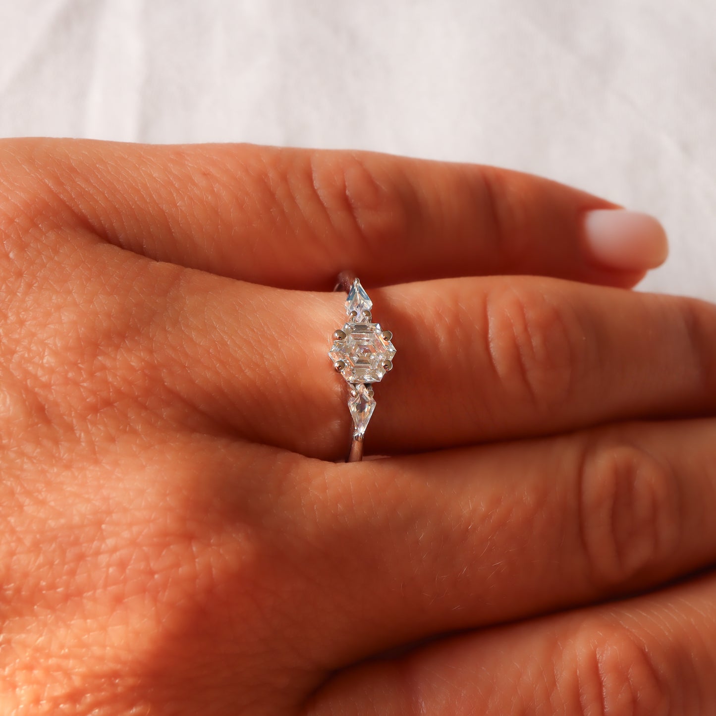 טבעת אירוסין יהלום ומונסטונים | זהב לבן