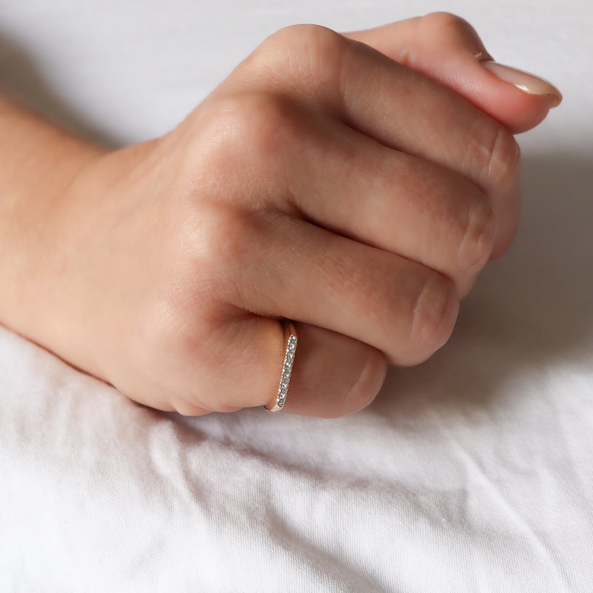 טבעת יהלומים לענידה על הזרת בזהב צהוב