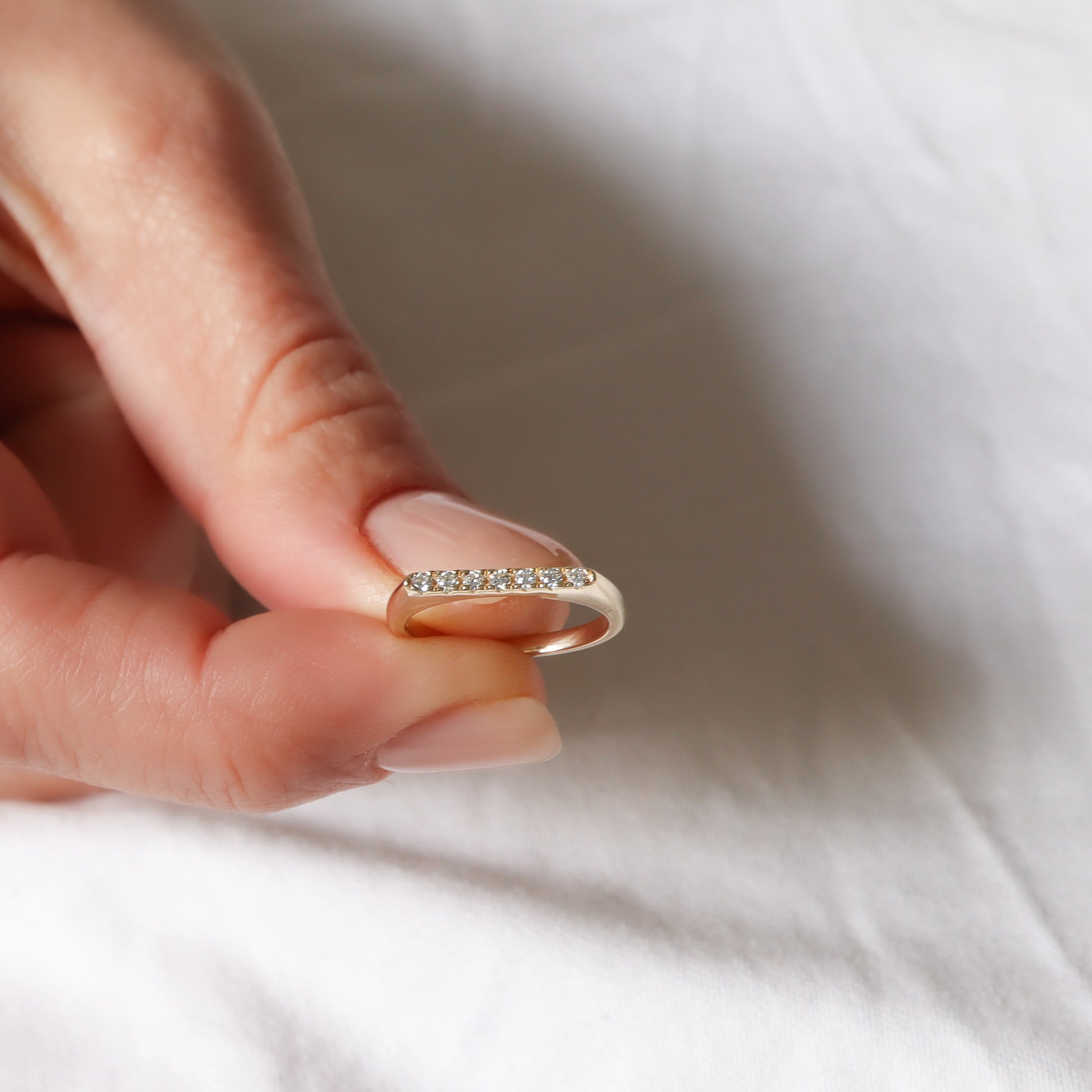 טבעת יהלומים קטנה ומיוחדת עם פרופיל שטוח לנשים.
