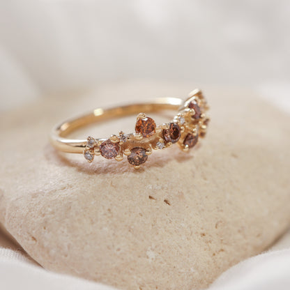 מבט צד על טבעת יהלומים בעיצוב אורגני, מראה את גובה השיבוץ והטקסטורה של הזהב.