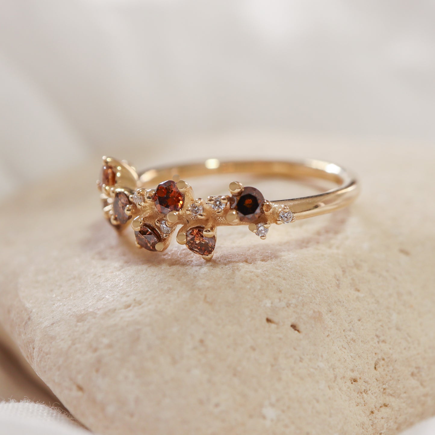 טבעת עדינה משובצת יהלומים צבעוניים ולבנים, מתאימה לסטאקינג (Stacking).