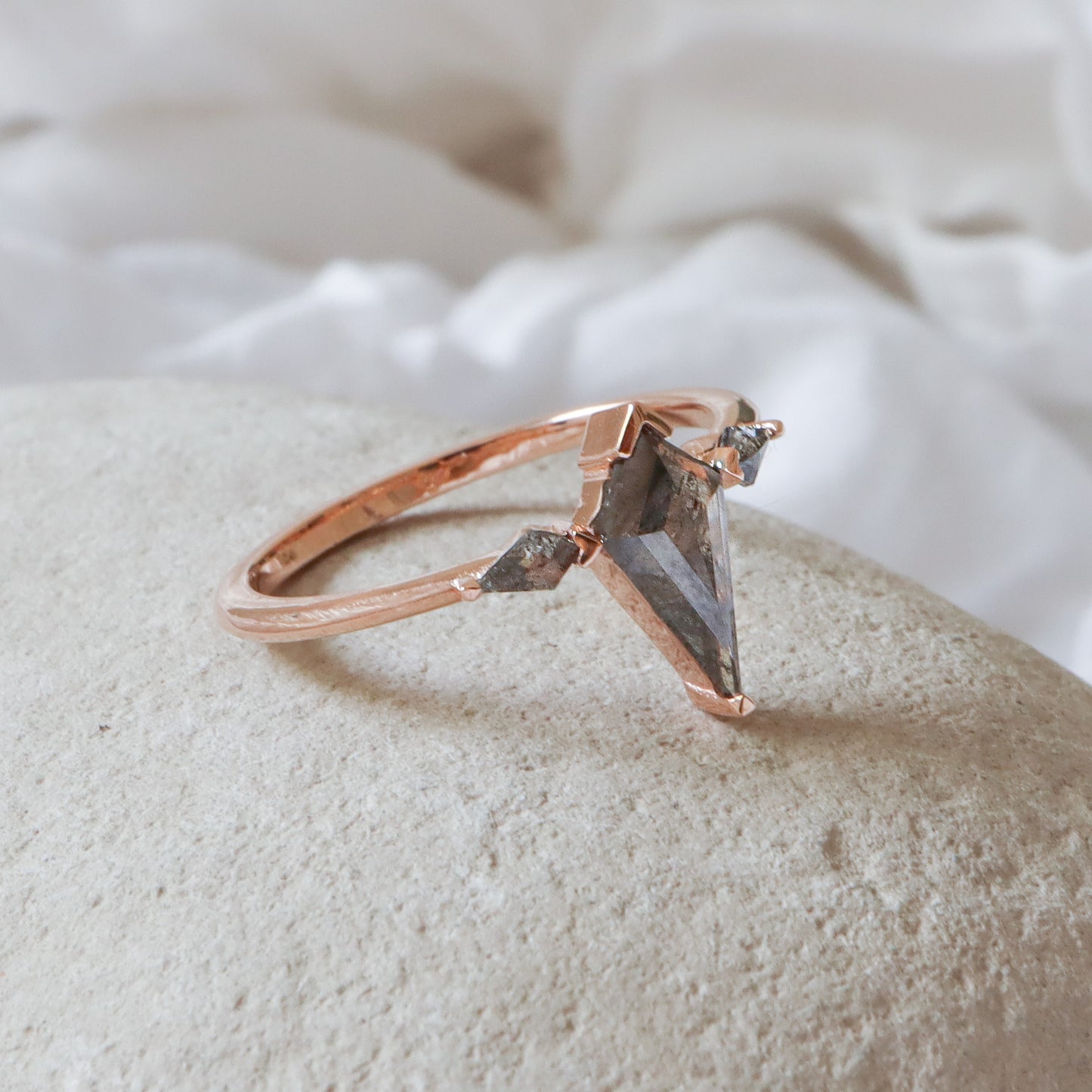 טבעת גלקסי שלושה דלתונים | Salt & Pepper