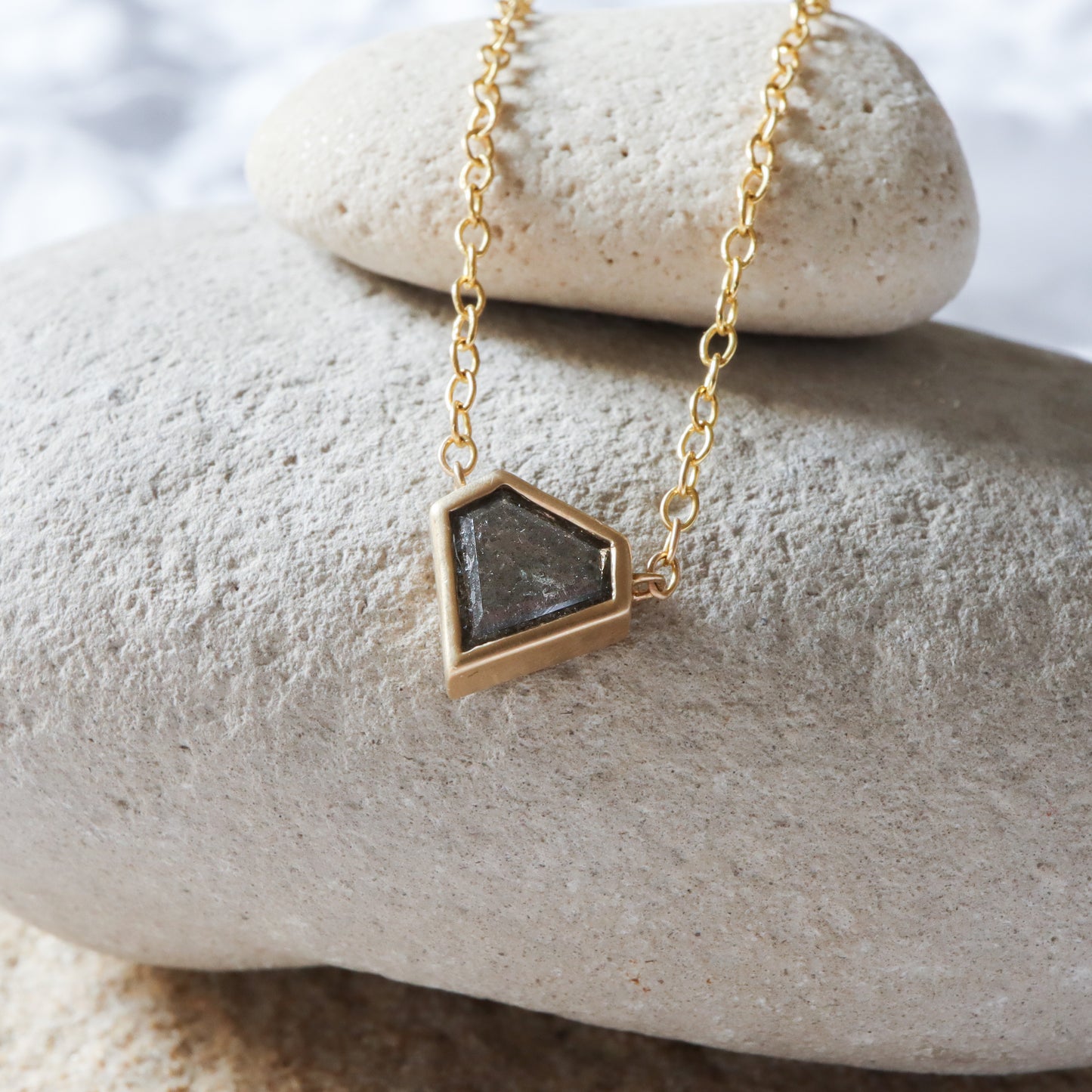 יהלום מלח פלפל בחיתוך מגן משובץ בתליון עם מסגרת זהב עדינה.