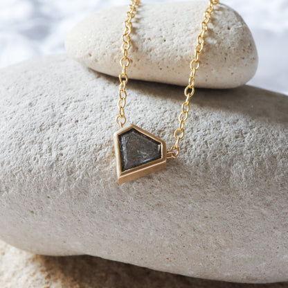 יהלום מלח פלפל בחיתוך מגן משובץ בתליון עם מסגרת זהב עדינה.