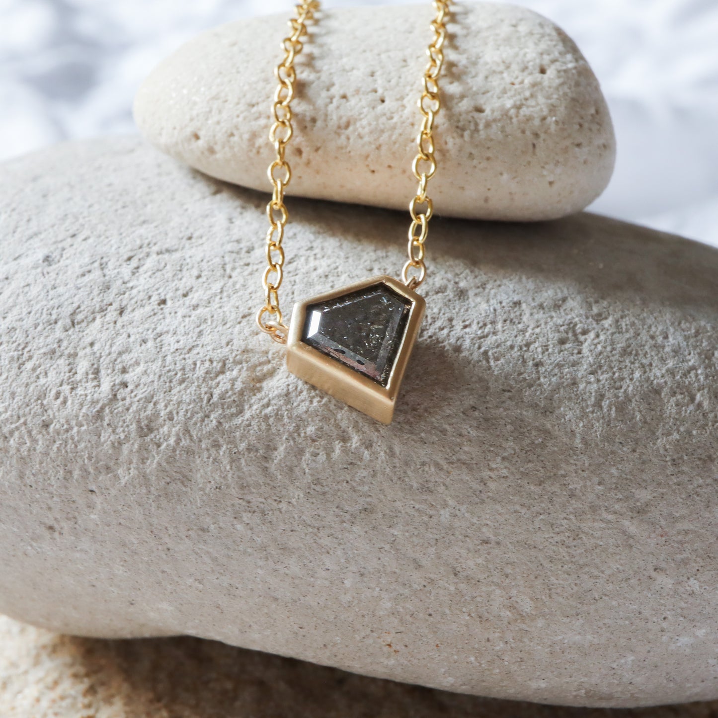 שרשרת יהלום טבעי בצורת מגן בגוון אפור