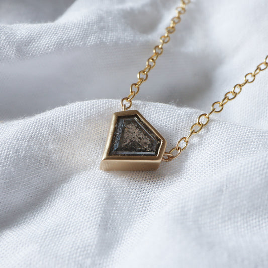 שרשרת זהב עם יהלום סולט פפר אפור כהה בחיתוך מגן בשיבוץ מסגרת וגימור מט.