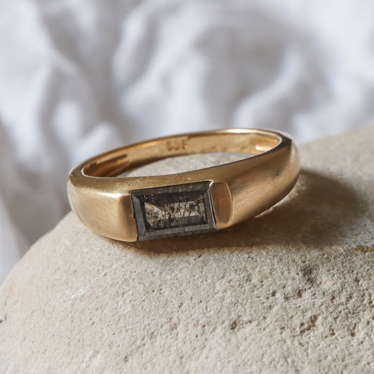 טבעת חוצתם משובצת יהלום בחיתוך באגט מסוג "מלח-פלפל" טבעת בגימור מט מתאימה לגברים ונשים כאחד