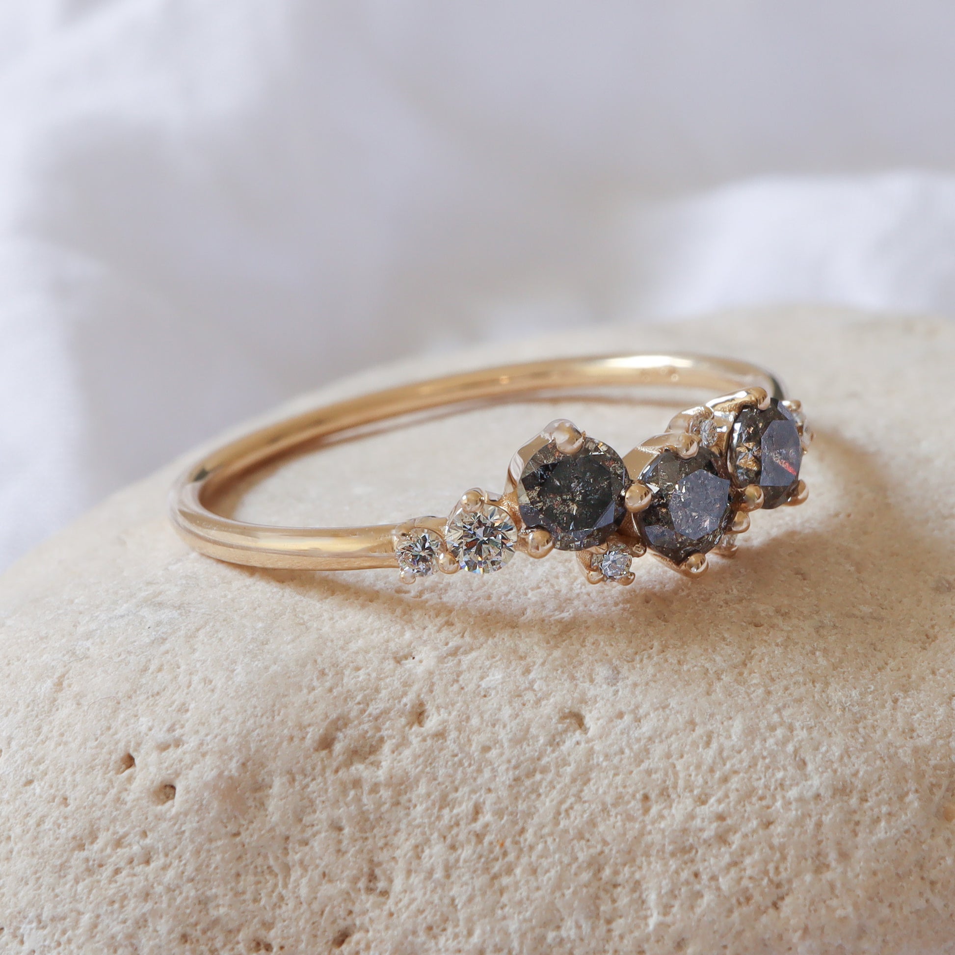 מבט מהצד על טבעת הזהב המציג את גובה השיבוץ ואיכות הגימור של מקבץ היהלומים בזהב צהוב 14 קראט.