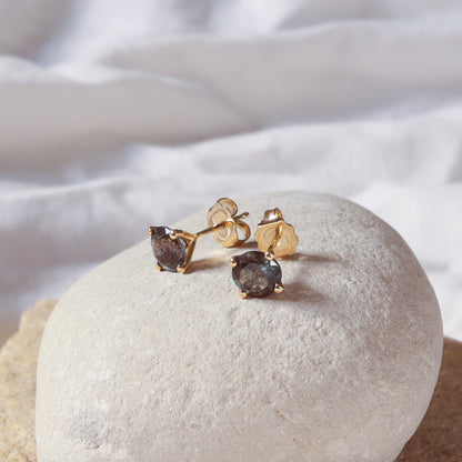 זוג עגילי זהב 14 קראט צמודים עם אבני דובלט אקווה מארין ומוס אגאט על רקע בהיר