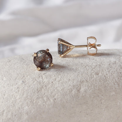 מבט קרוב על אבן הדובלט המציג את התכלילים הטבעיים ואת איכות הגימור של הזהב סביבה.