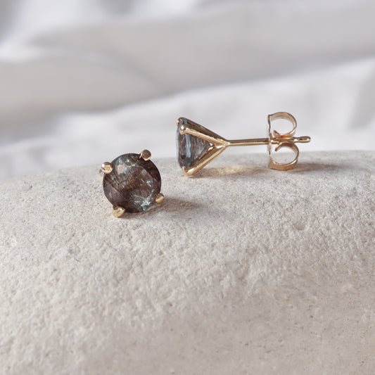 מבט קרוב על אבן הדובלט המציג את התכלילים הטבעיים ואת איכות הגימור של הזהב סביבה.