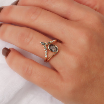 שתי טבעות זהב 14 קראט צמודות, האחת עם אבן חן מסוג אקוואמרין ומוס אגט בליפוף זהב והשנייה טבעת יהלומי מלח פלפל בעיצוב משלים, המציגות שילוב גיאומטרי ייחודי.