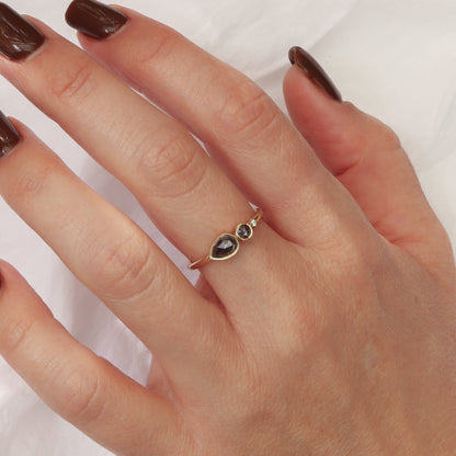 טבעת זהב עדינה עם שלושה יהלומים מדורגים על אצבע, המציגה את הפרופורציה המדויקת של העיצוב.