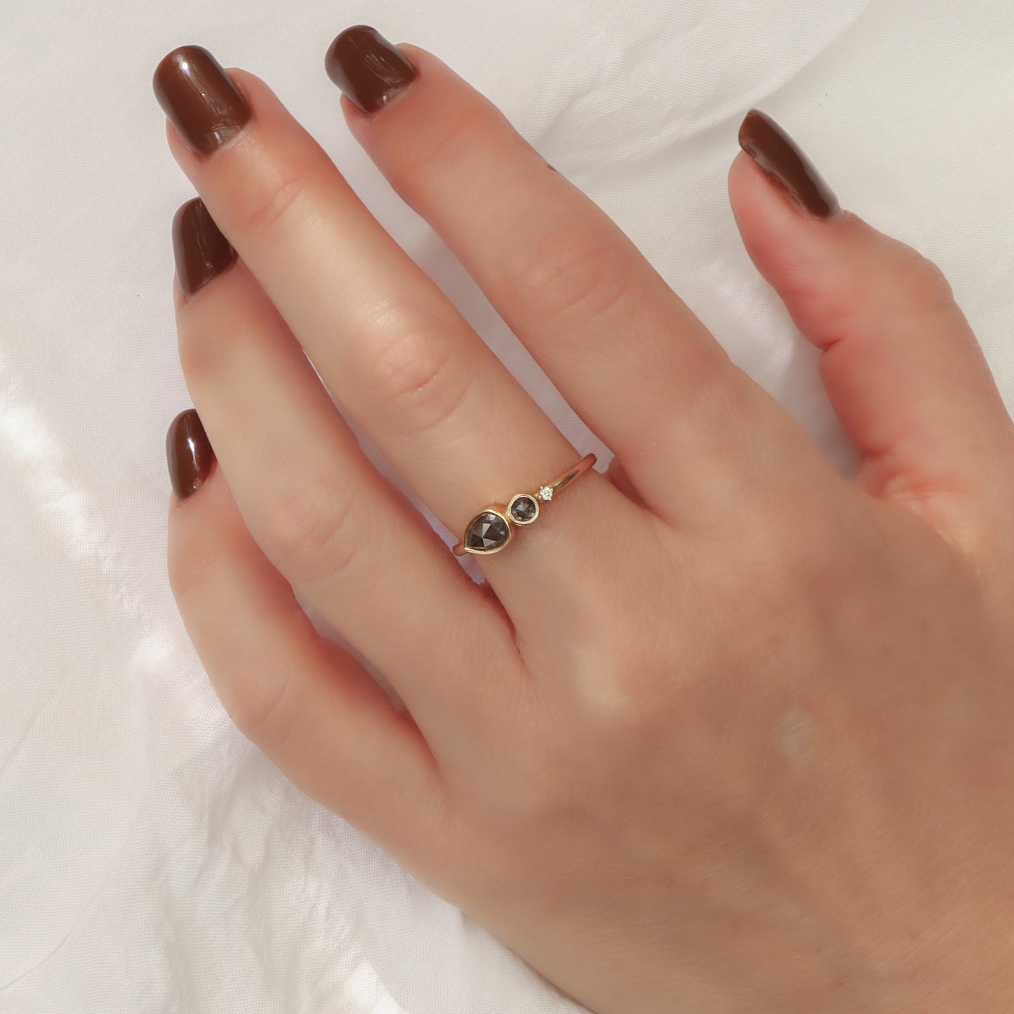 טבעת שלושה יהלומים | Salt & Pepper