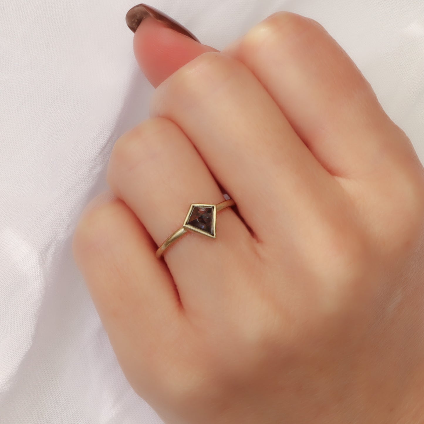 טבעת דלתון אפורה בגימור מט המציגה את הנוכחות הגיאומטרית והניגודיות בין הזהב ליהלום על היד.