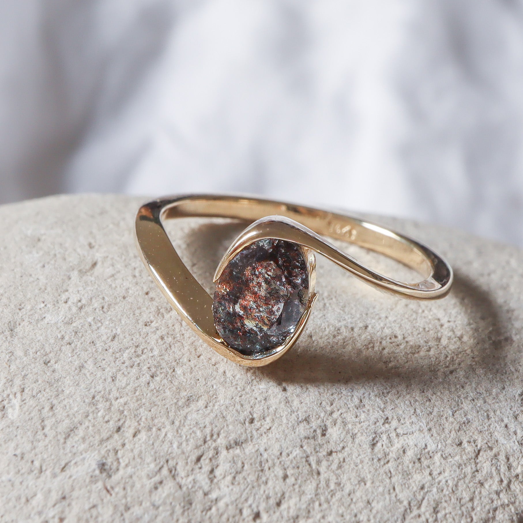 צילום מקרוב של אבן הדובלט המציג את התכלילים הטבעיים ואת איכות הגימור של הזהב המלפף.