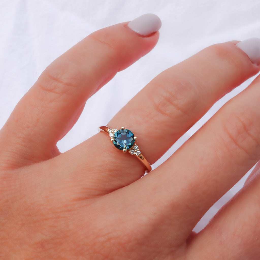 טבעת בלו טופז ויהלומים | זהב צהוב