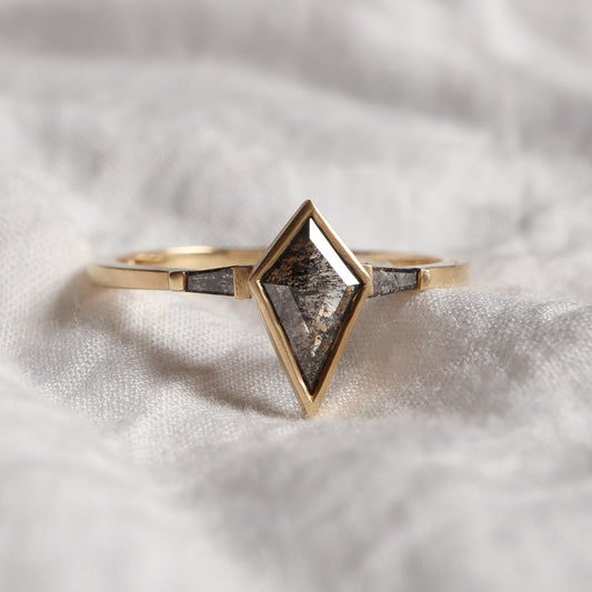 טבעת שלושה יהלומי "מלח פלפל" משובצת יהלום דלתון ושני טרפזים בזהב צהוב בגימור מט.