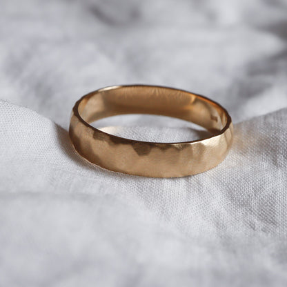 טבעת נישואים לגבר בזהב צהוב עם ריקועים עדינים בגימור מט.