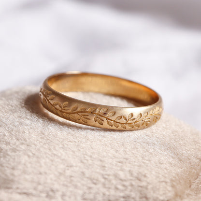 טבעת נישואין בהשראת הטבע עשויה מזהב צהוב.
