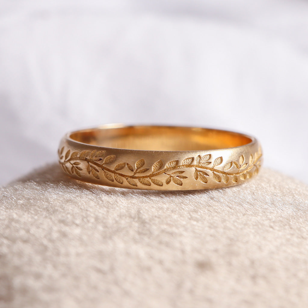 טבעת זהב עם חריטות של עלים, טבעת נישואים עדינה ומיוחדת.