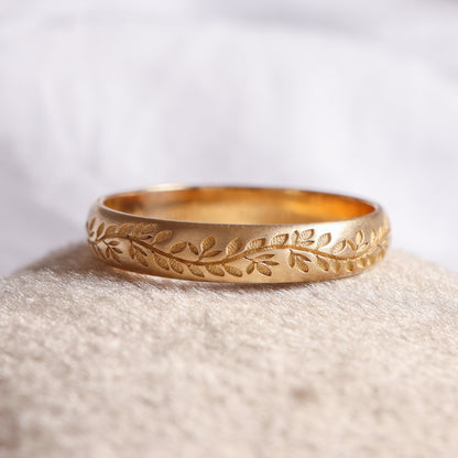 טבעת זהב עם חריטות של עלים, טבעת נישואים עדינה ומיוחדת.
