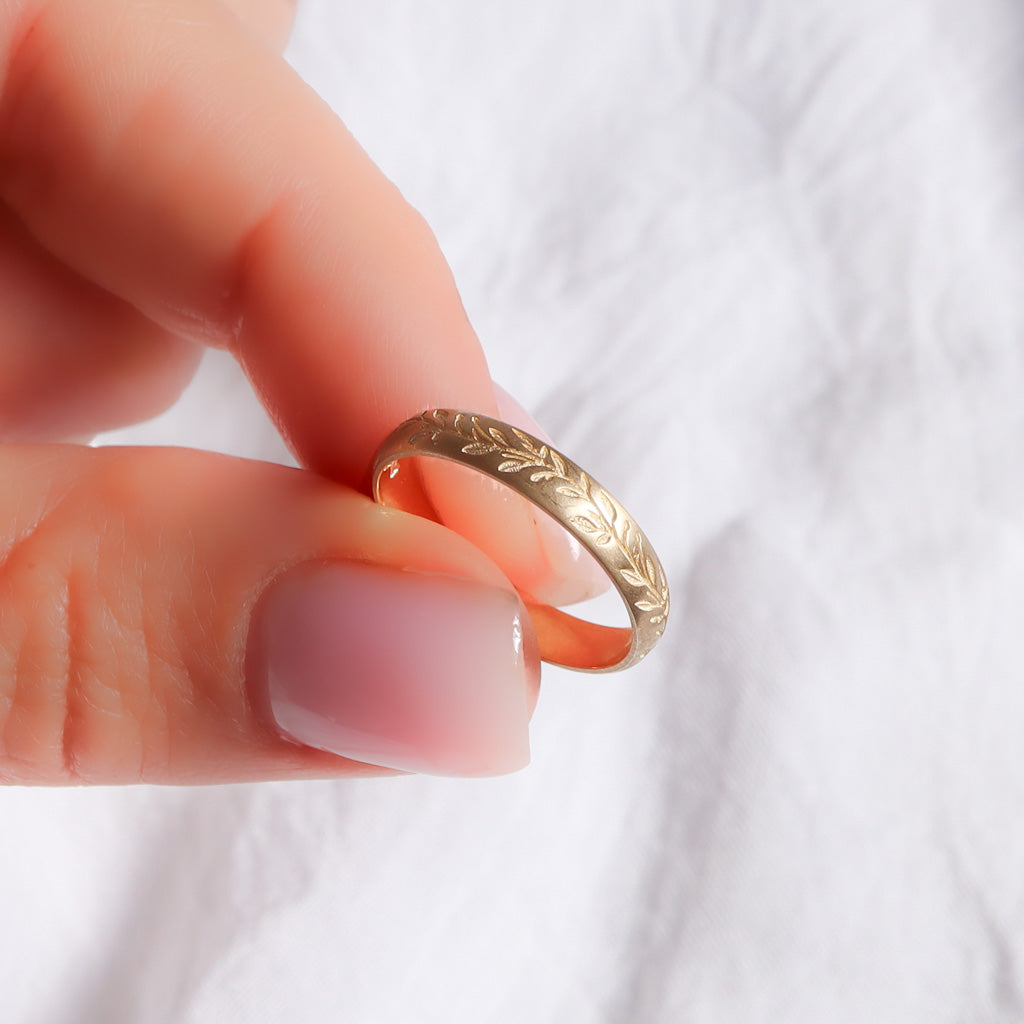 טבעת זהב 14 קראט בטקסטורת עלי דפנה המדגישה נוכחות ויזואלית חזקה וגימור גולמי.