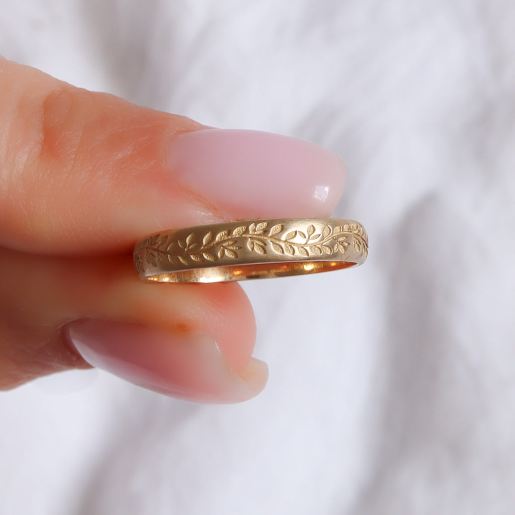 טבעת זהב עם טקסטורה של עלים, מושלמת לחתונה.