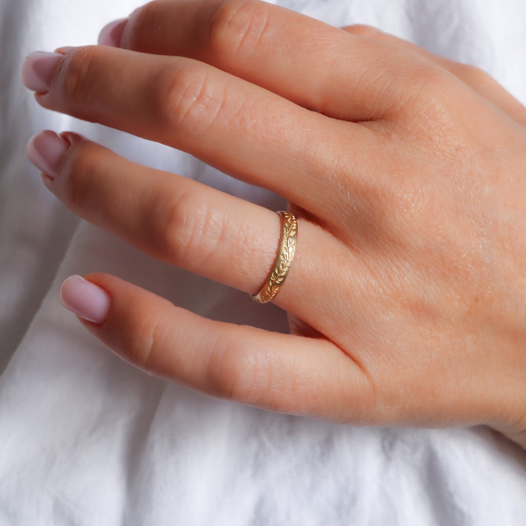 טבעת נישואים עם חריטות של עלים.